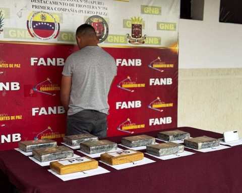 They caught a man with 10 panels of cocaine in Apure