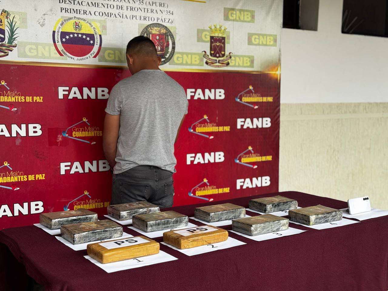 They caught a man with 10 panels of cocaine in Apure