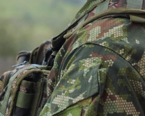 They condemn a four -month prison soldier for the crime of dropout