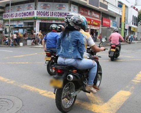 They denounce that a helmet with an alleged chemical substance almost cost the life of a young man in Bogotá