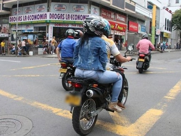 They denounce that a helmet with an alleged chemical substance almost cost the life of a young man in Bogotá