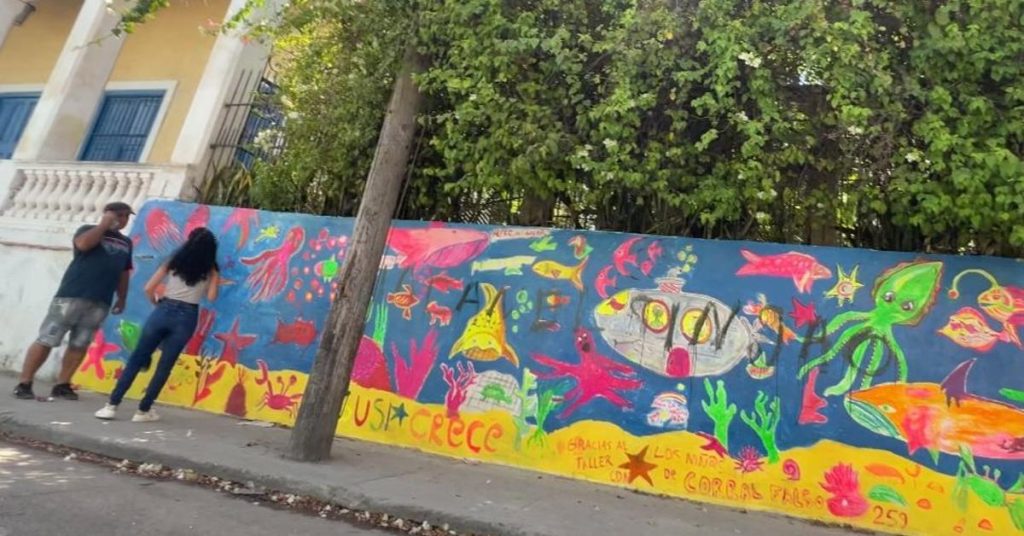 They paint a sign against Miguel Díaz-Canel on a Guanabacoa wall