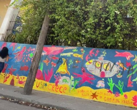 They paint a sign against Miguel Díaz-Canel on a Guanabacoa wall