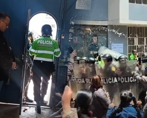 They throw eggs and stones at Phillip Butters in Puno: it had to be protected by the PNP and hide in office