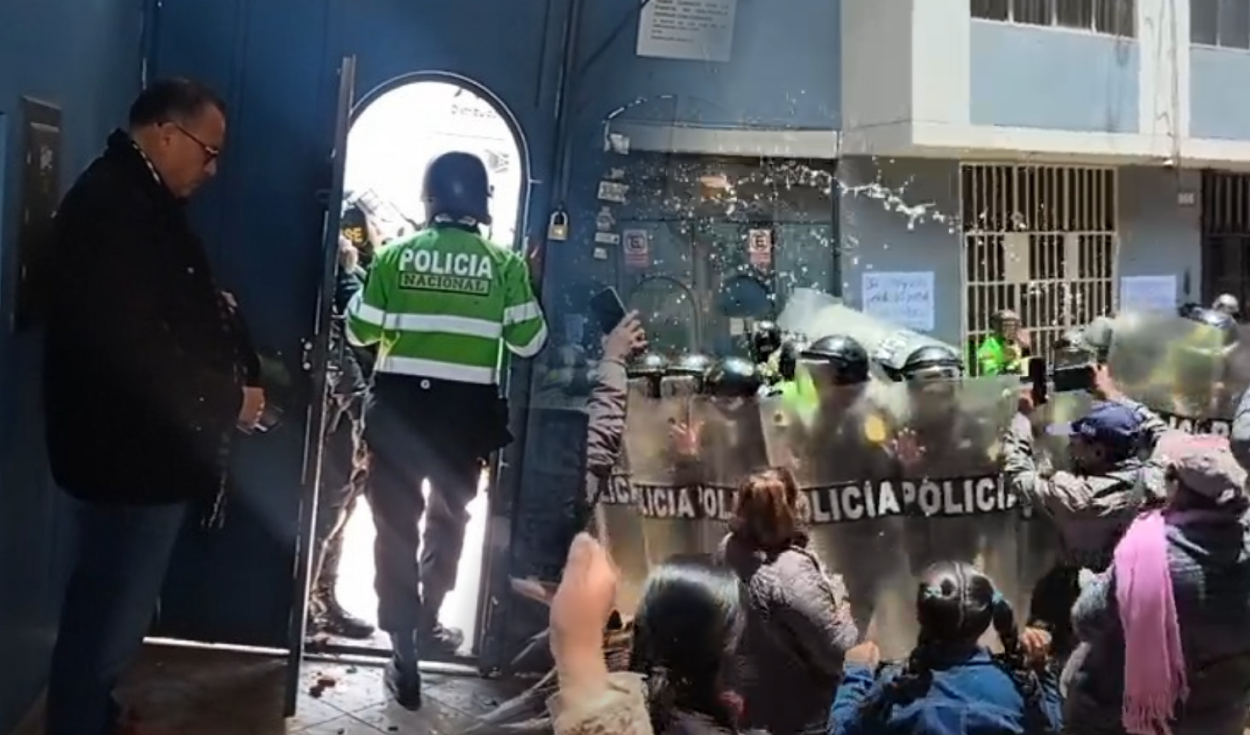 They throw eggs and stones at Phillip Butters in Puno: it had to be protected by the PNP and hide in office