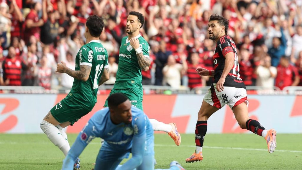 They try to rob a player in Maracaná!