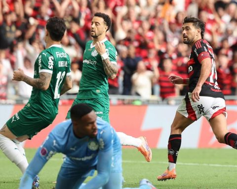 They try to rob a player in Maracaná!