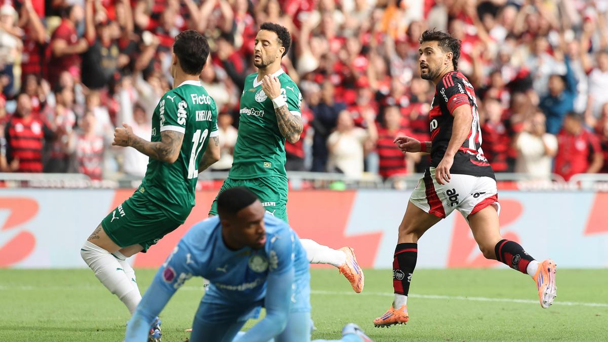 They try to rob a player in Maracaná!