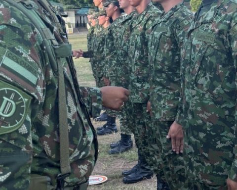 This establishes the new decree on the voluntary extension of military service: requirements and conditions