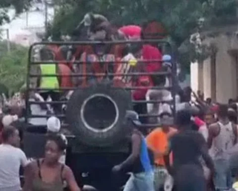 Santiagueros encima y tras un camión con cajas de picadillo, este lunes