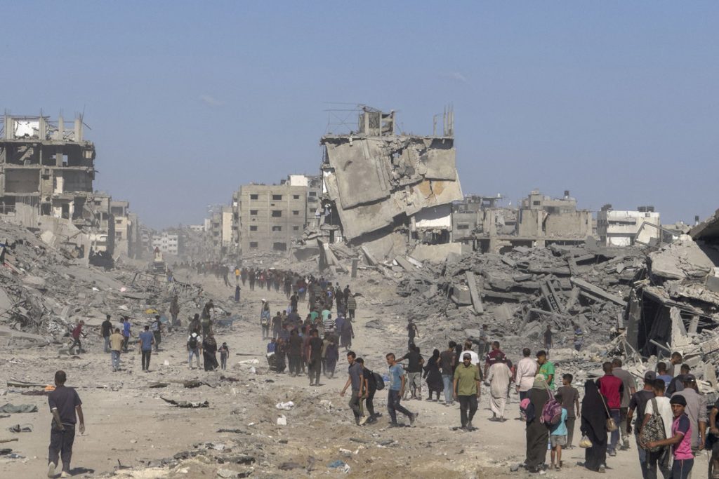 Thousands return to their homes in Gaza, as Palestinian factions reject any “foreign guardianship”