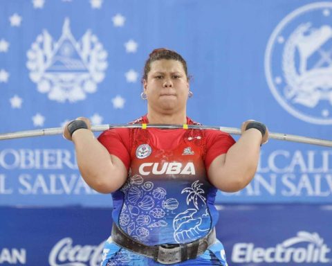 Three silver medals for Marifélix Sarría in the World Weightlifting Championships