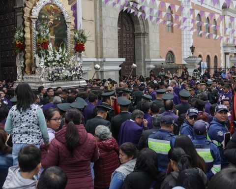 Today the procession of Miracles leaves and runs through the streets of San Carlos