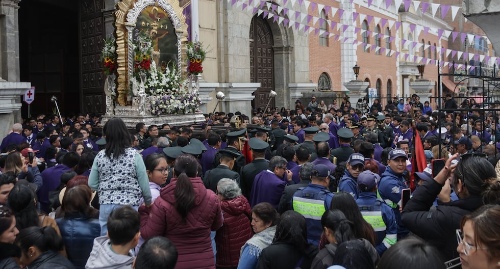 Today the procession of Miracles leaves and runs through the streets of San Carlos