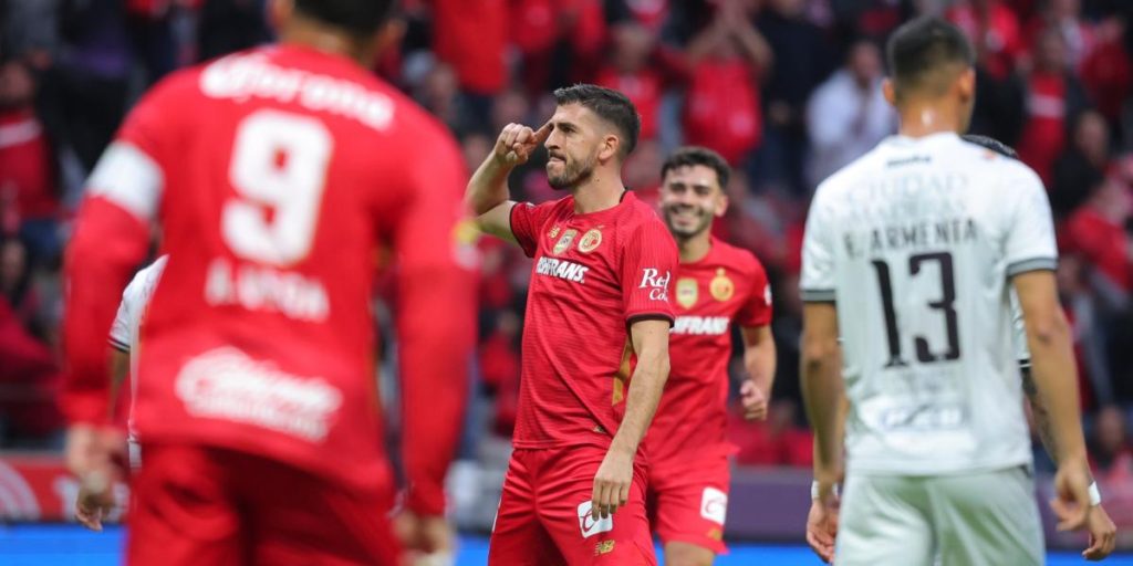 Toluca continues in steamroller mode and thrashes Querétaro 4-0