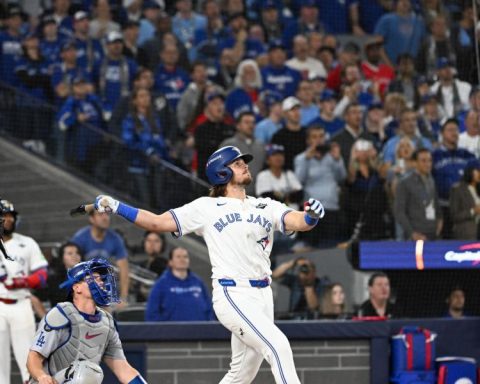 Toronto Blue Jays beat Los Angeles Dodgers 11-4 in first game of World Series