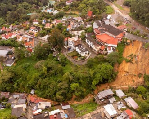 Torrential rains leave 44 dead in four states