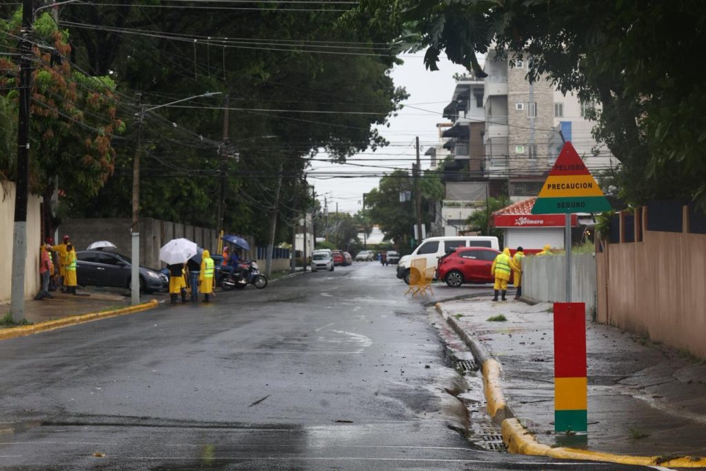 Traffic decreases in Greater Santo Domingo after work suspension due to storm Melissa