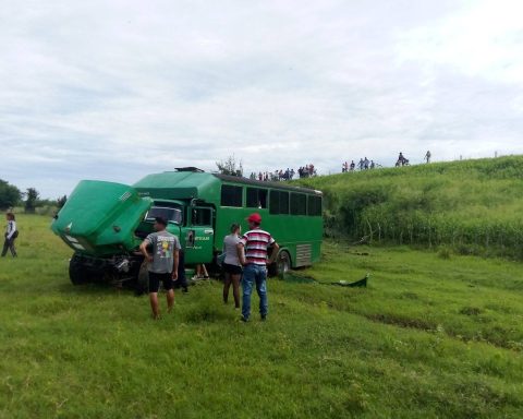 Truck falls from a bridge in Granma and leaves 22 injured