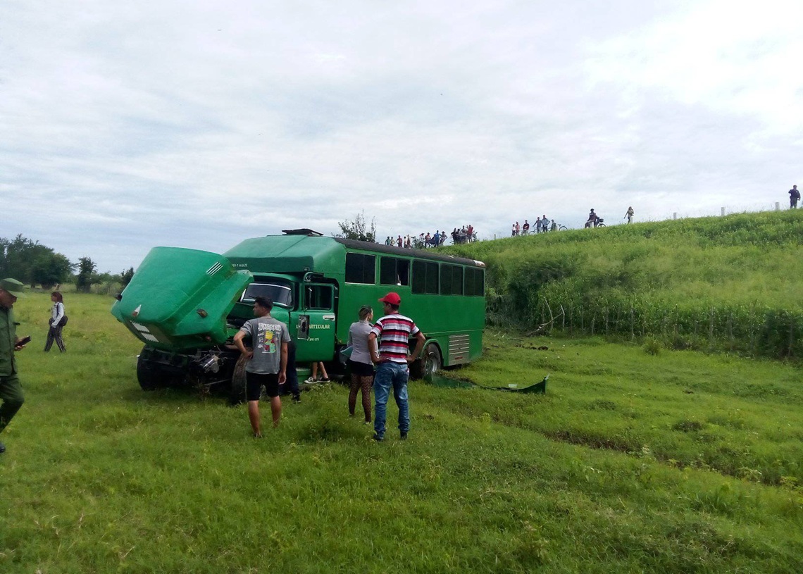 Truck falls from a bridge in Granma and leaves 22 injured