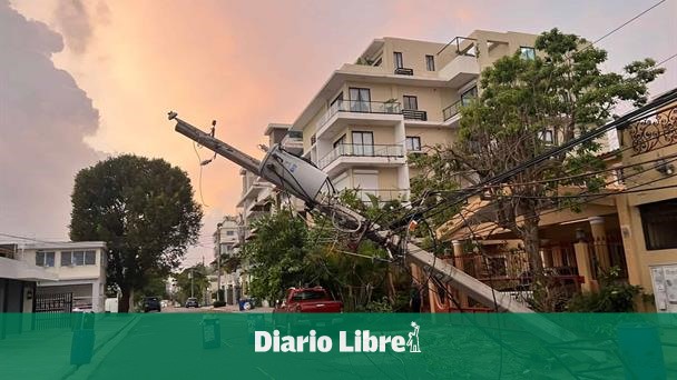 Truck knocks down electric poles; leaves part of Los Prados without power