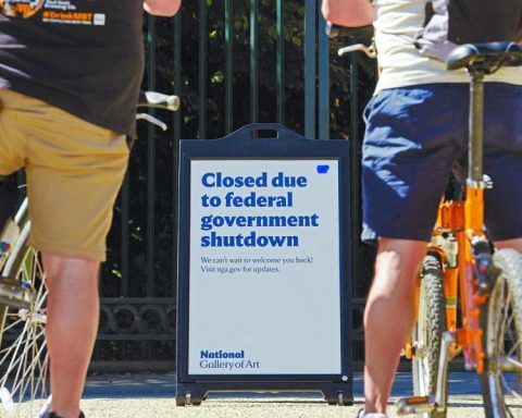 Trump announces first layoffs by the Shutdown of the US government