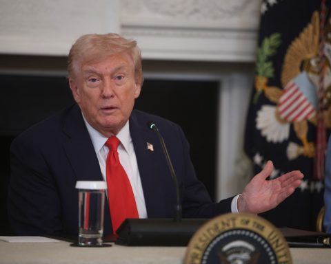 Trump sends National Guard to Chicago and threatens Democratic leaders with jail