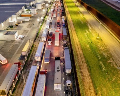 Trump signs executive order on new tariffs on imported trucks and buses