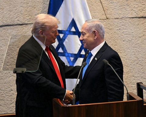 Trump threatens to forcibly disarm Hamas if it doesn't hand over weapons quickly