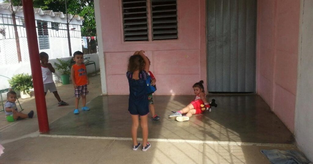 Two arrested in Holguín after the video of a mother mistreating her daughter went viral