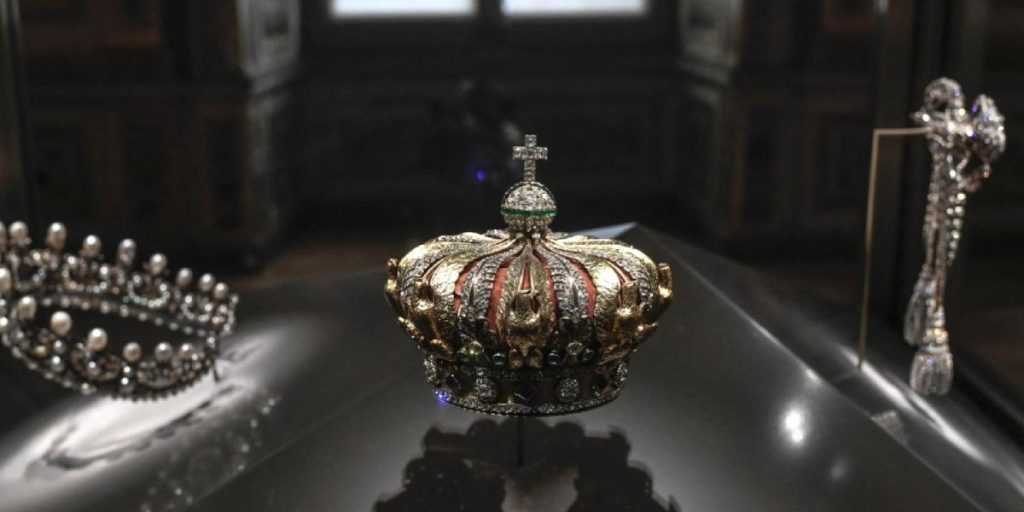 Two men arrested for stealing jewelry from the Louvre museum in France