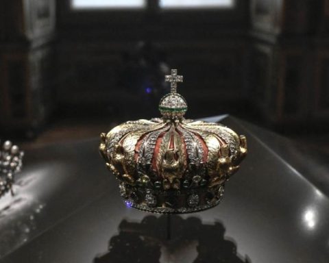 Two men arrested for stealing jewelry from the Louvre museum in France