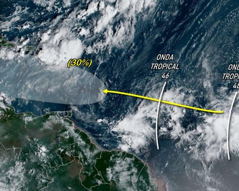 Two tropical waves could generate rain in Venezuela during the weekend