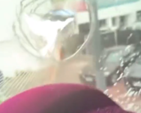 U of Chile fans stone the Argentine Lanús bus in Santiago