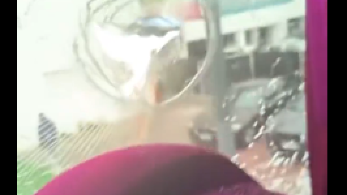 U of Chile fans stone the Argentine Lanús bus in Santiago