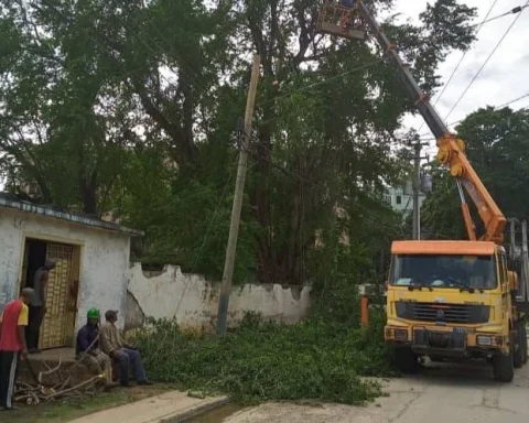 Labores de la Empresa Eléctrica de Santiago de Cuba este lunes