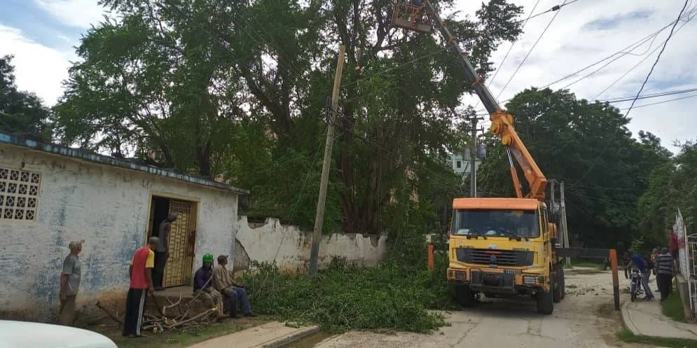 Labores de la Empresa Eléctrica de Santiago de Cuba este lunes