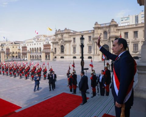 URGENT: They accept the RESIGNATION OF THE ENTIRE CABINET and ministries remain headless