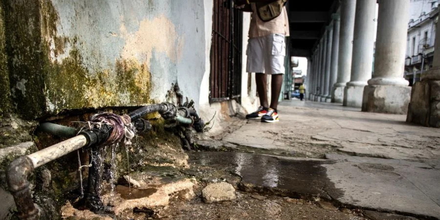 Los salideros, el agua estancada y las montañas de basura en La Habana propician la reproducción del mosquito que transmite el chikungunya
