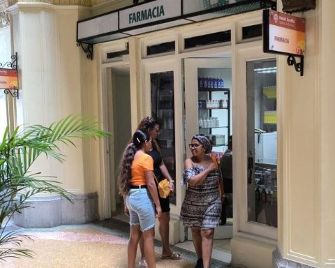 Unable to compete with the black market, pharmacies "international" they dollarize