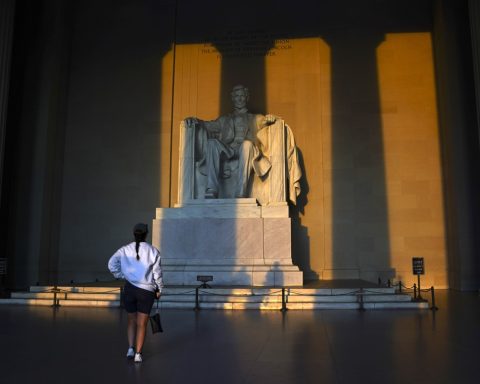 United States Government closed by budget disagreements, and without a solution to view