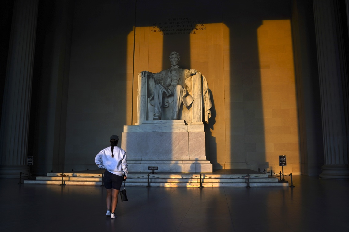 United States Government closed by budget disagreements, and without a solution to view