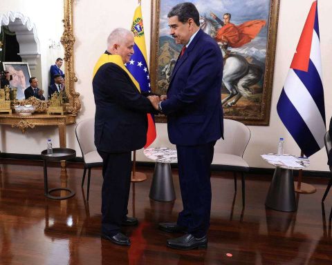 Venezuela confers maximum Diplomatic distinction on Ambassador of Cuba