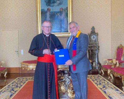 Venezuelan ambassador delivers Maduro's letter in the Vatican