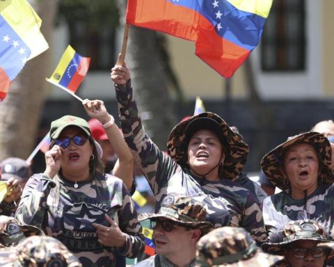 Venezuelan military prepare for a state of exception due to US deployment