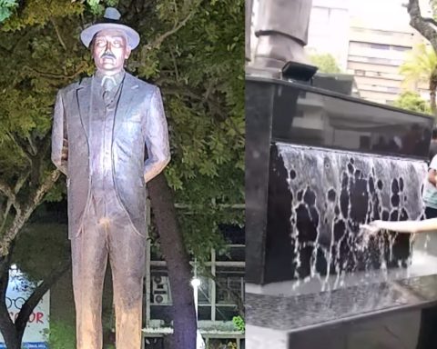 Venezuelans take water from the fountain of the statue of José Gregorio Hernández: "Faith moves mountains"