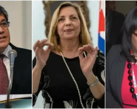 De izquierda a derecha los vicecancilleres cubanos Carlos fernández de Cossío, Josefina Vidal y Anayansi Rodríguez