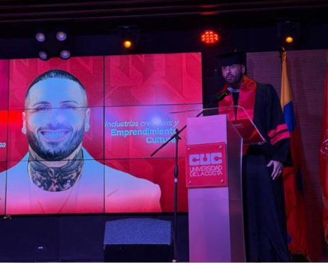 Nicky Jam, graduándose.