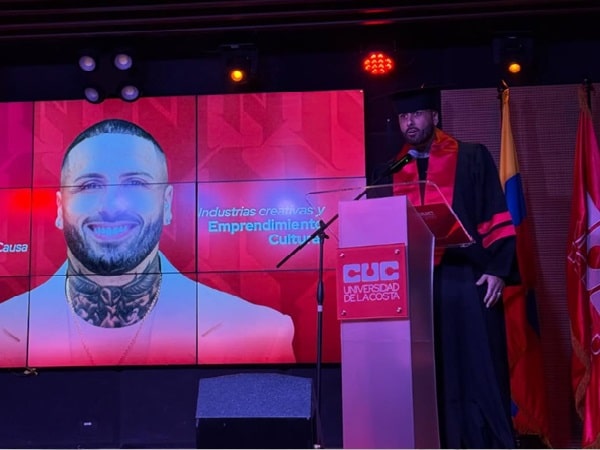 Nicky Jam, graduándose.