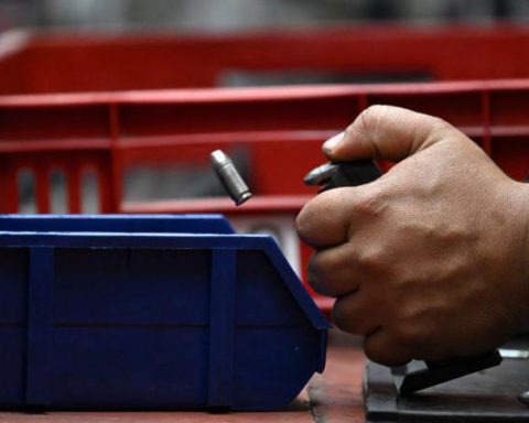 What is known about the first rifle that the country manufactures to replace the weapons of Israel